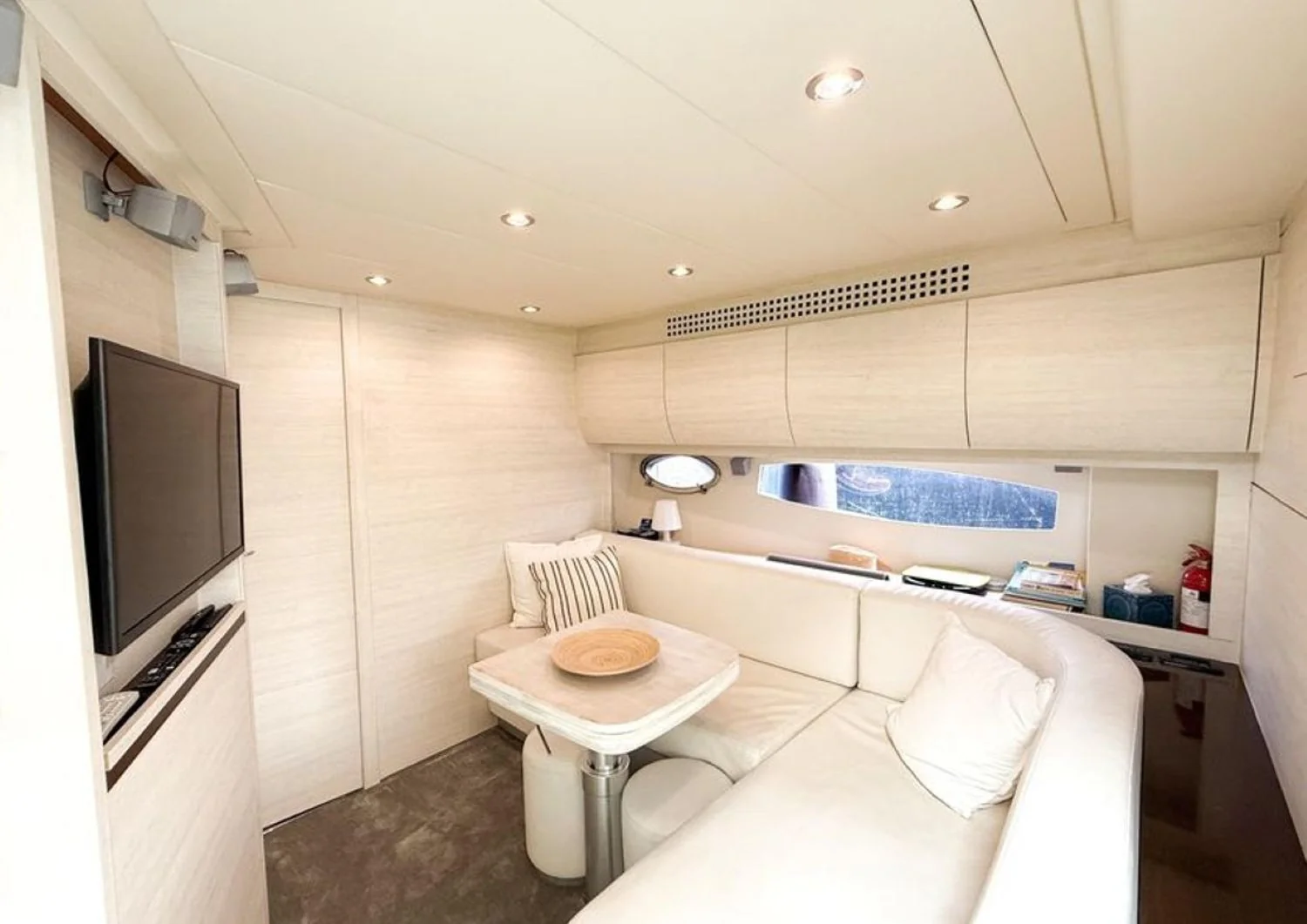 Pershing 56, photo 6 location yacht Cannes