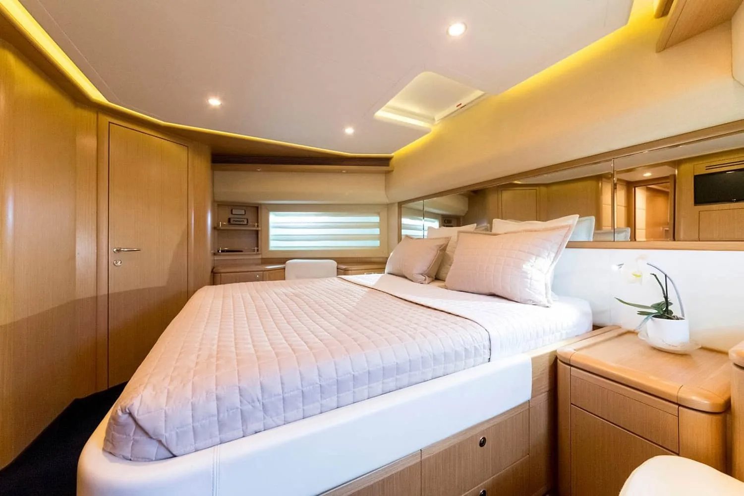 PORTHOS - photo 33 yacht charter Cannes