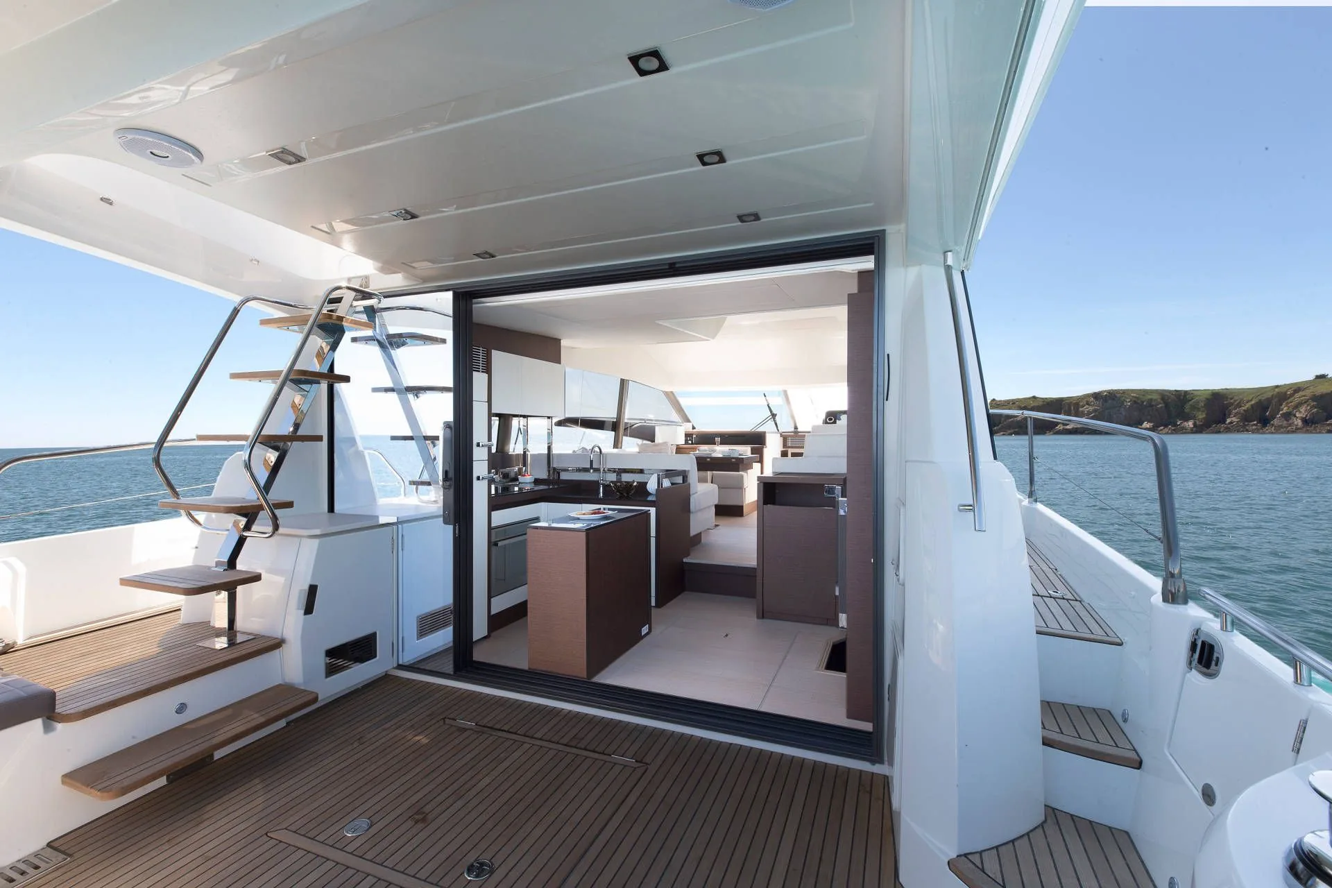 Prestige 520 Fly — photo 4 location yacht Cannes