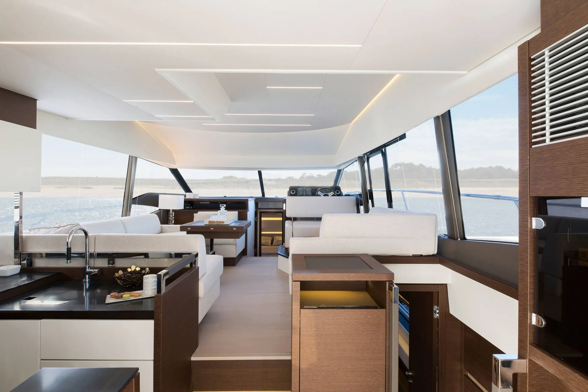 Prestige 520 Fly — photo 5 location yacht Cannes