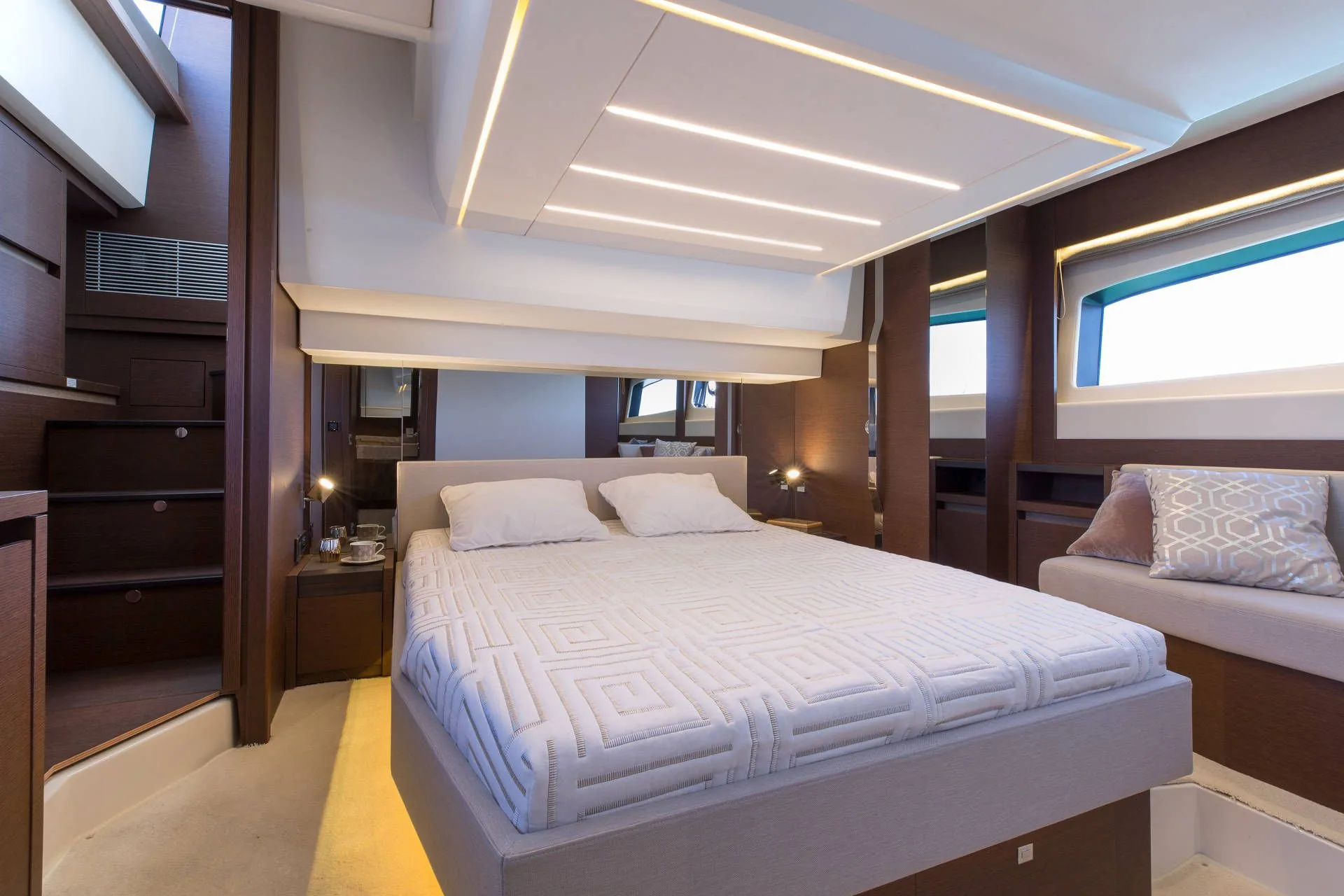 Prestige 520 Fly — photo 6 location yacht Cannes
