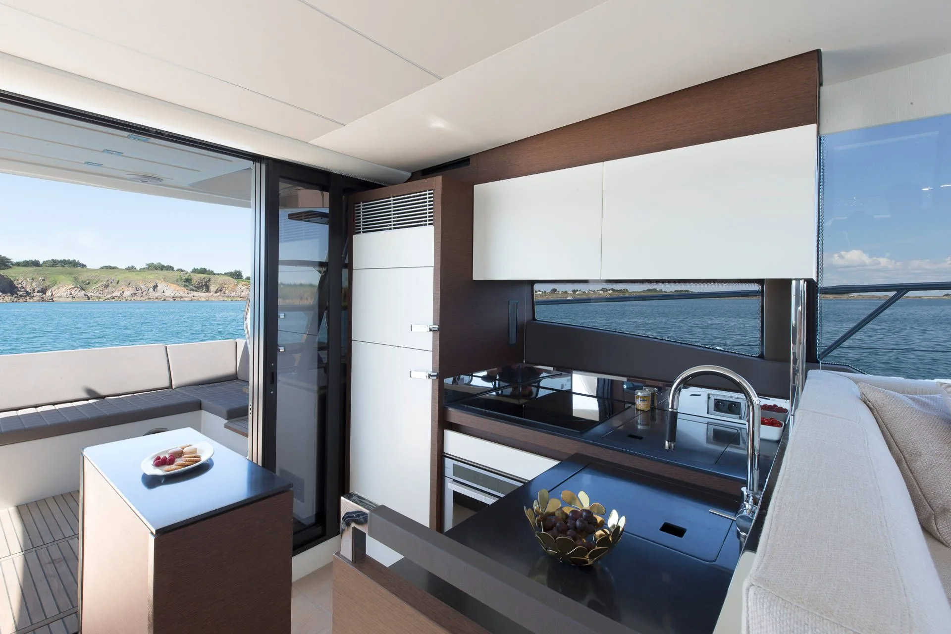 Prestige 520 Fly — photo 8 location yacht Cannes