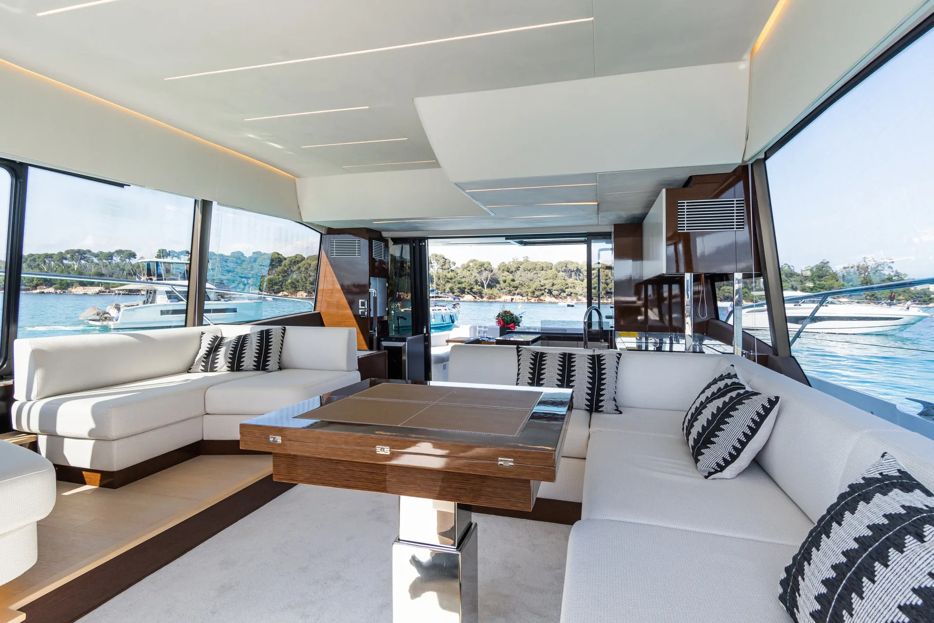 Prestige 590 — photo 7 location yacht Cannes