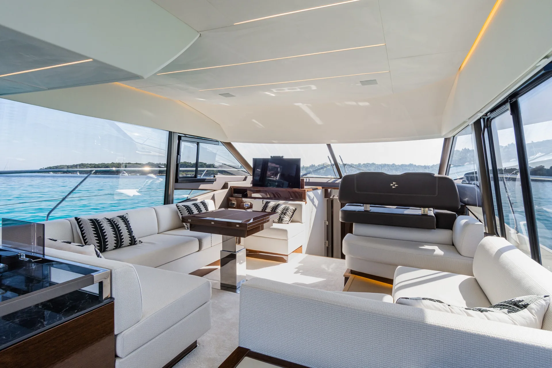 Prestige 590 — photo 8 location yacht Cannes