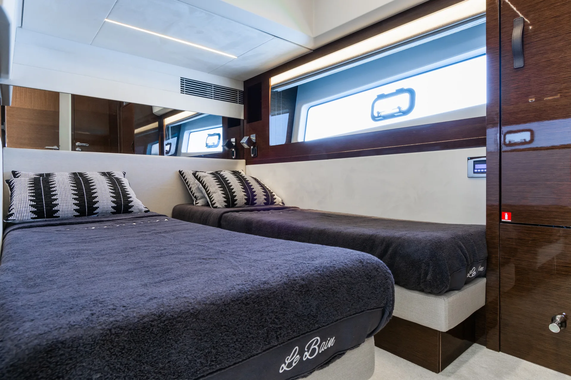 Prestige 590 — photo 11 location yacht Cannes
