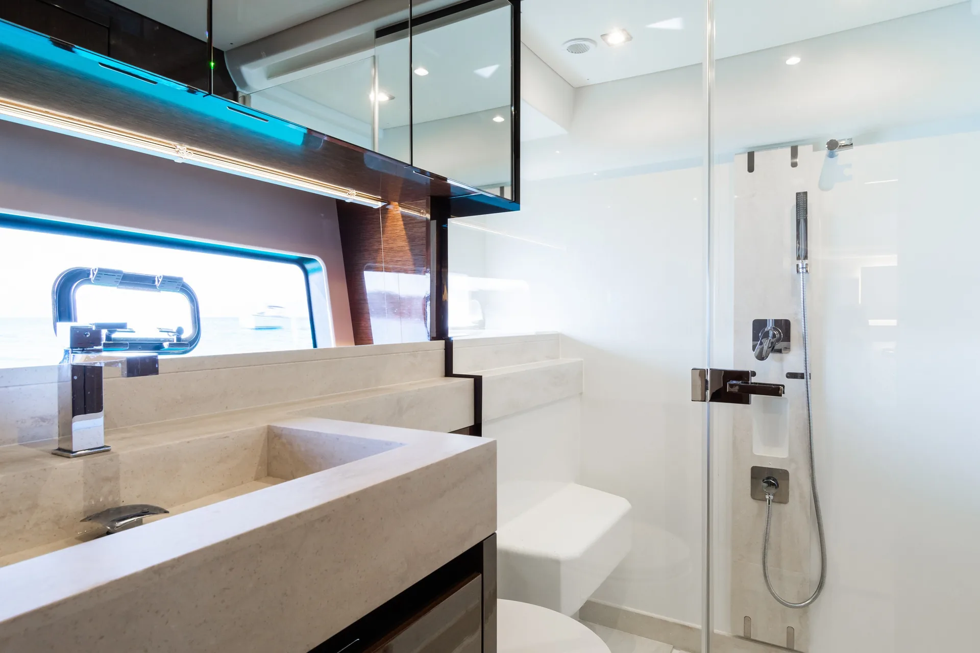 Prestige 590 — photo 12 location yacht Cannes