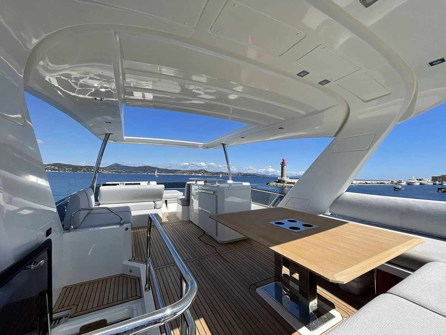 Prestige 630 Fly, photo 5 location yacht Cannes