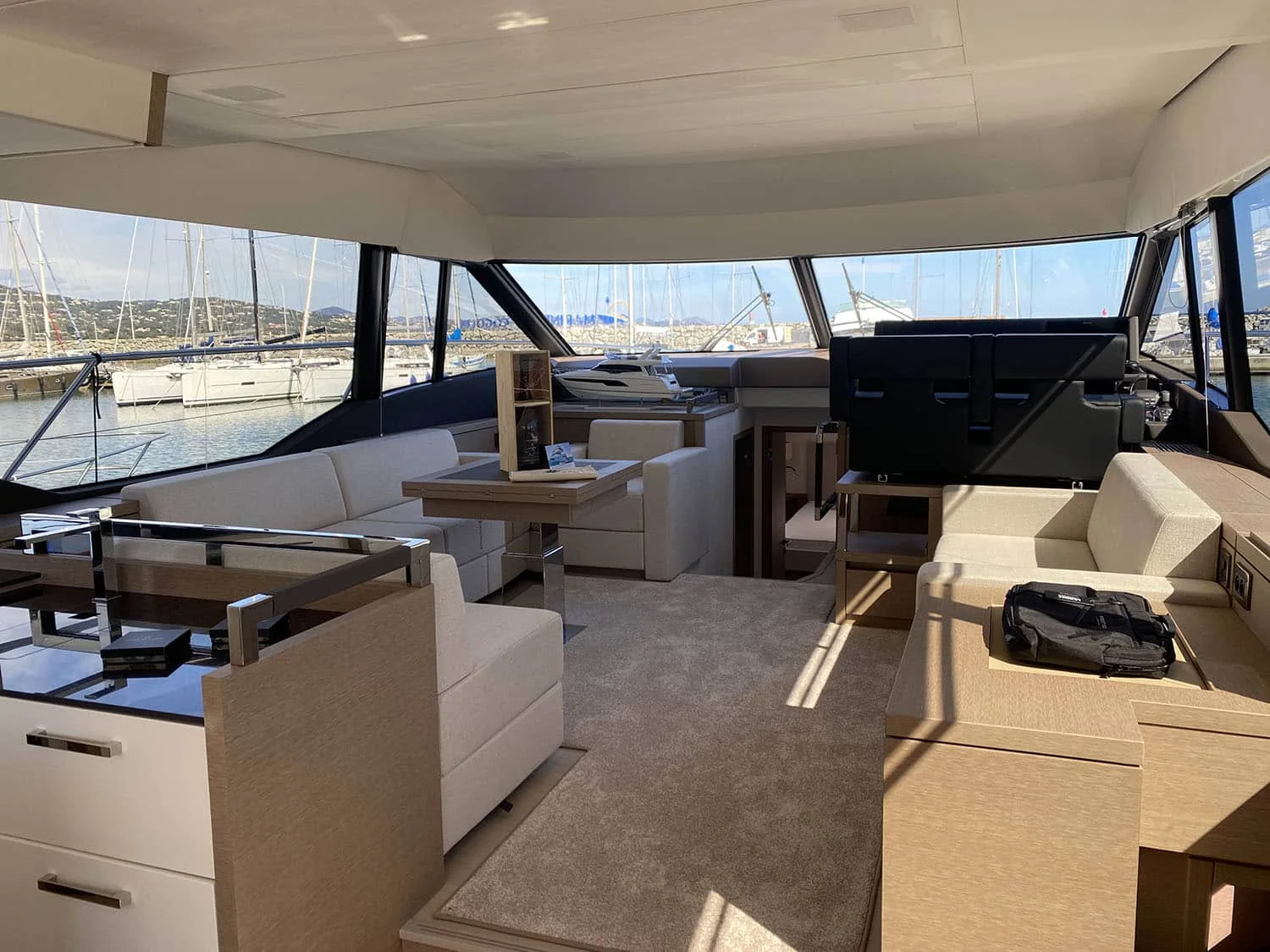 Prestige 630 Fly, photo 7 location yacht Cannes