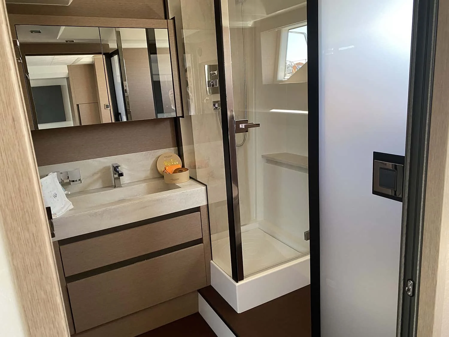 Prestige 630 Fly, photo 9 location yacht Cannes