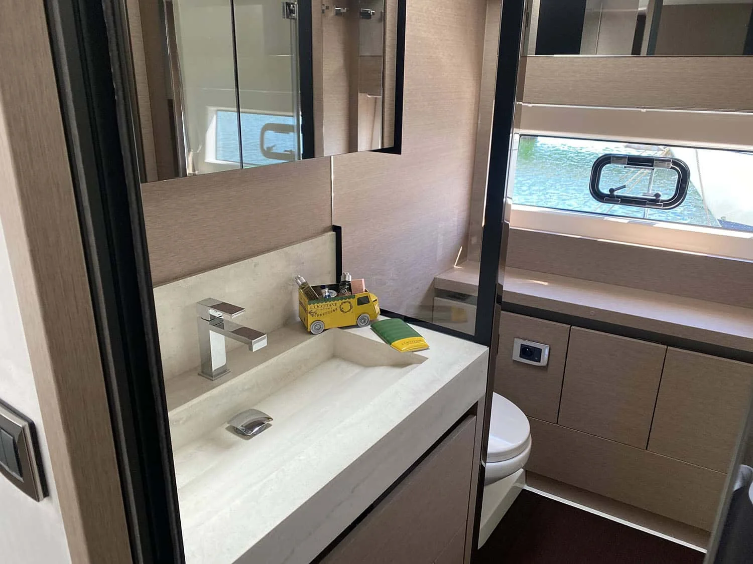 Prestige 630 Fly, photo 11 location yacht Cannes