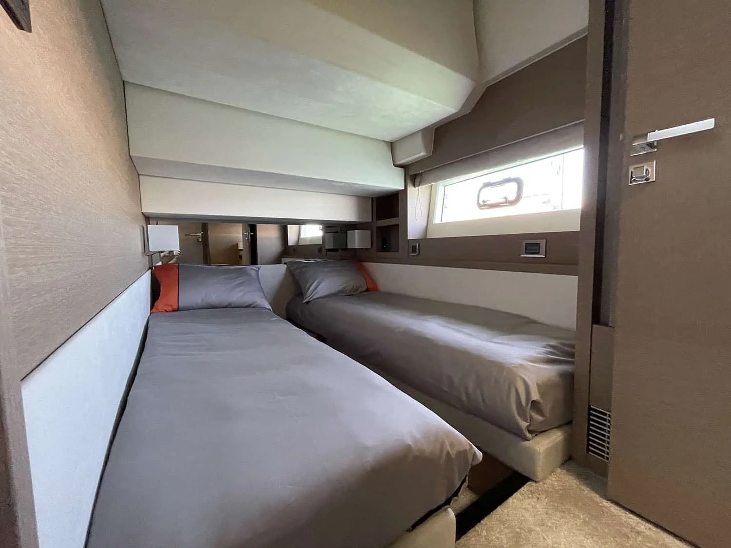 Prestige 630 Fly, photo 12 location yacht Cannes