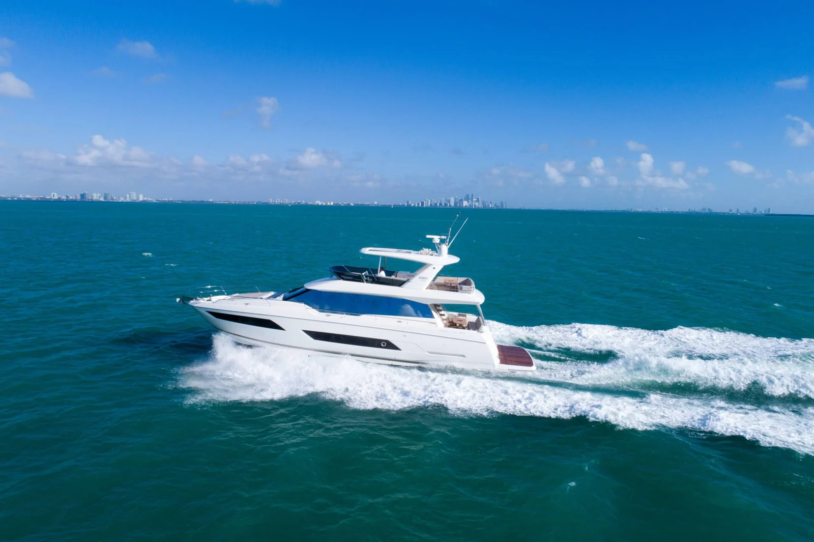 Prestige 680, photo 11 location yacht Cannes