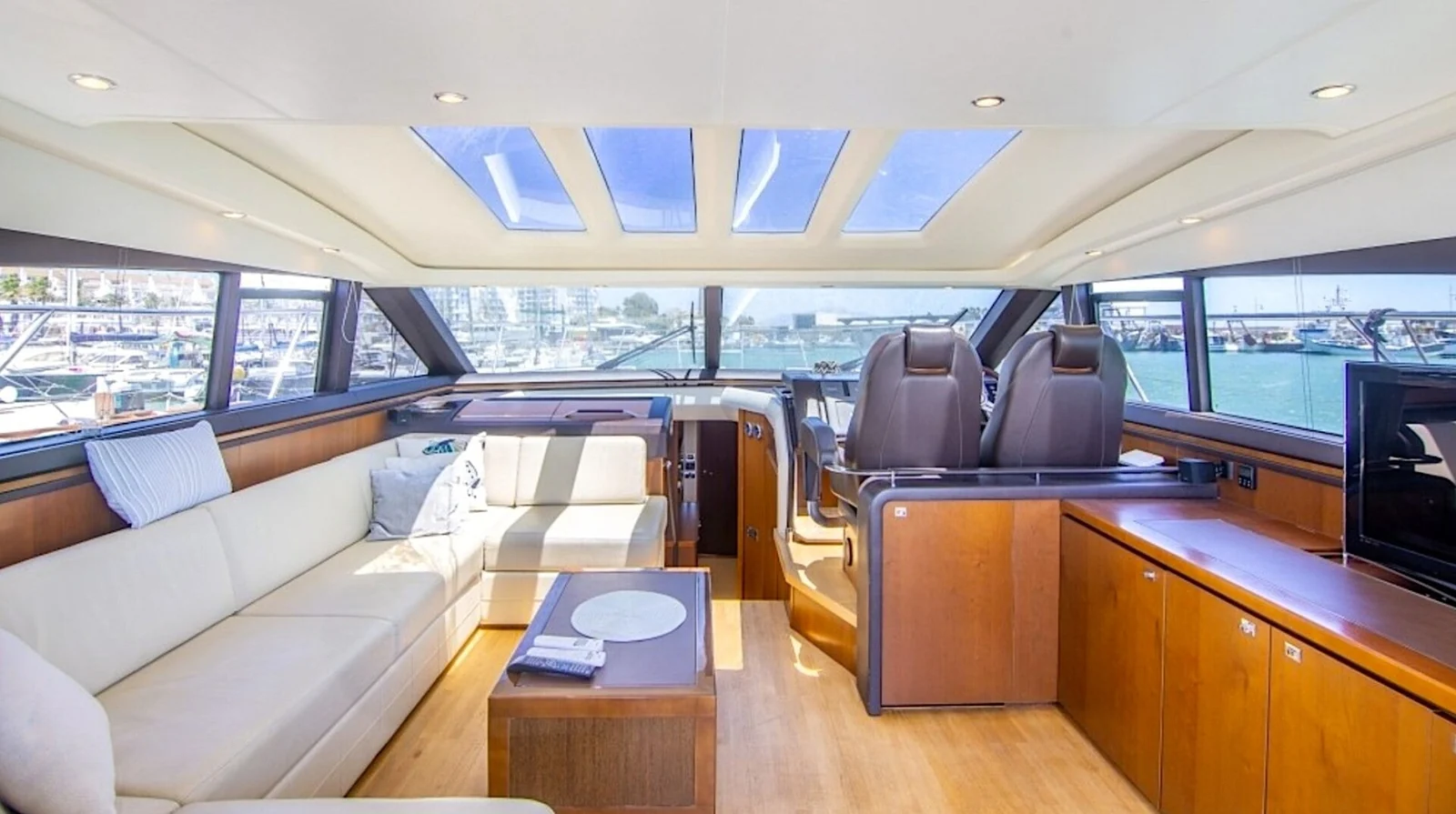 Princess V62 Sport, photo 7 location yacht Cannes