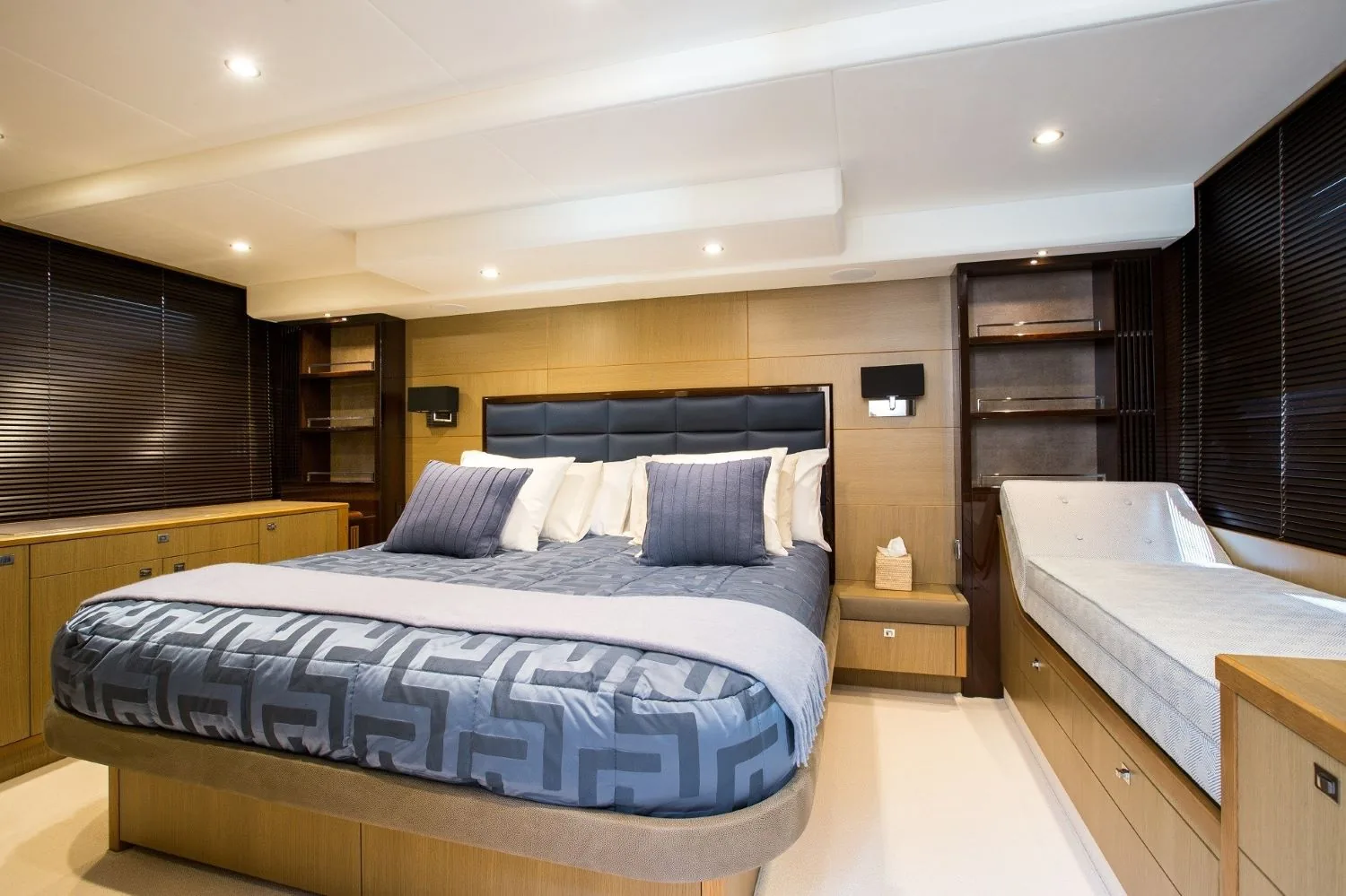 PRINCESS V64 - photo 12 yacht charter Cannes