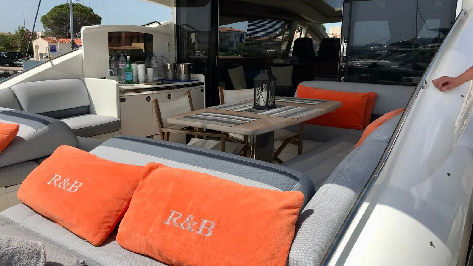 Princess V70, photo 5 location yacht Cannes