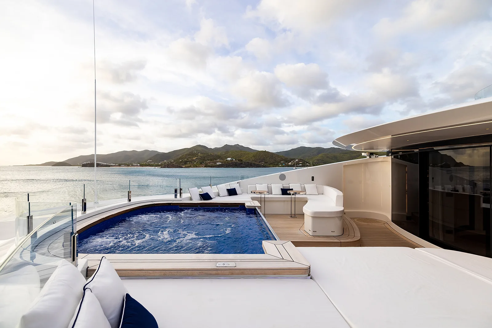 RESILIENCE - photo 7 yacht charter Cannes
