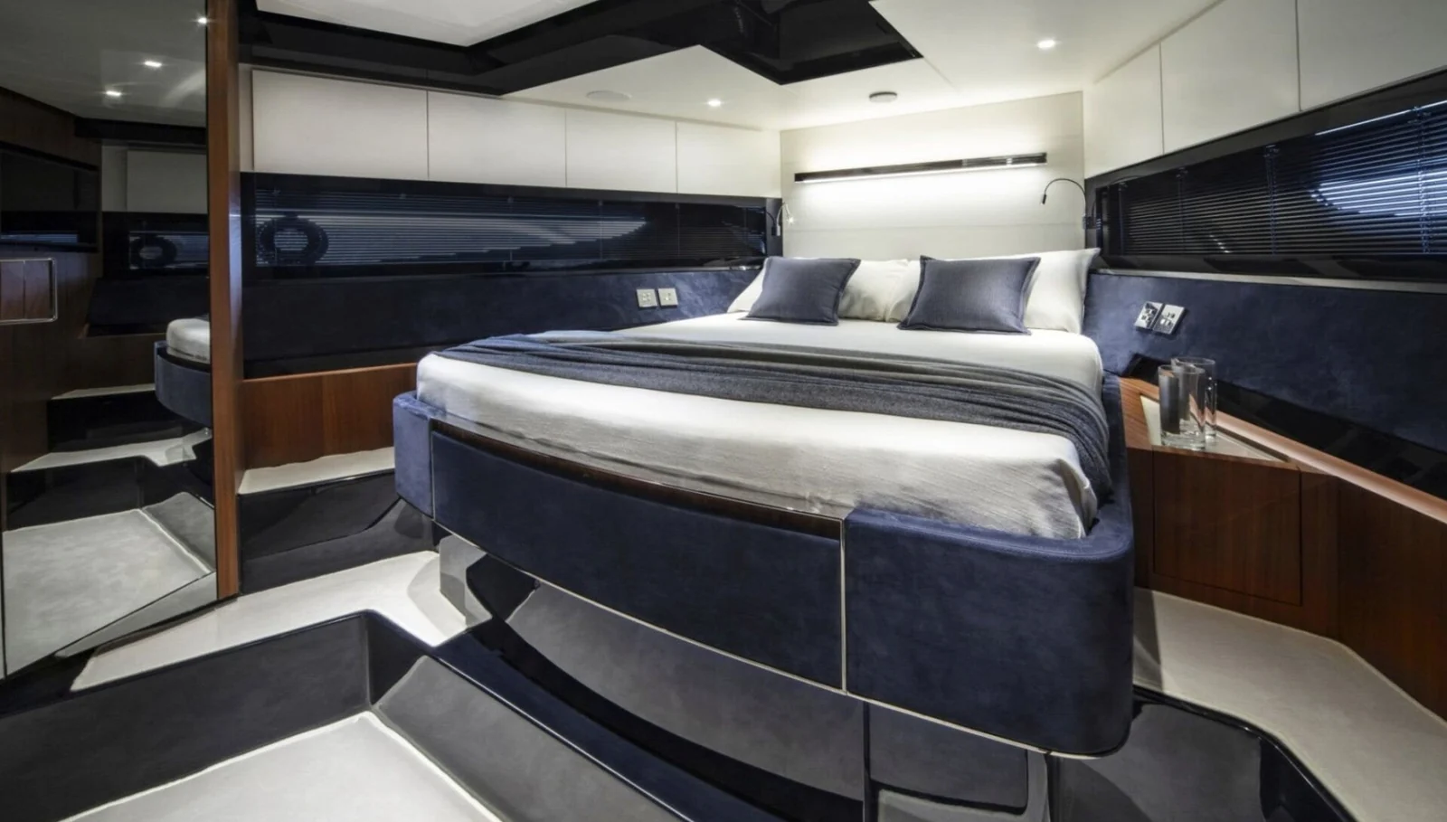 Riva 66 Ribelle, photo 13 location yacht Cannes