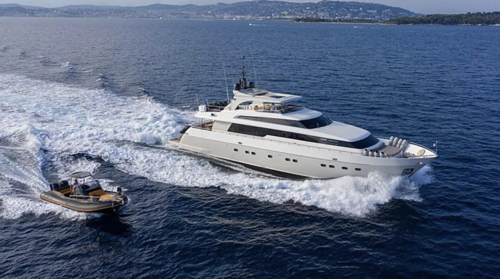 Sanlorenzo SL88, photo 3 location yacht Cannes