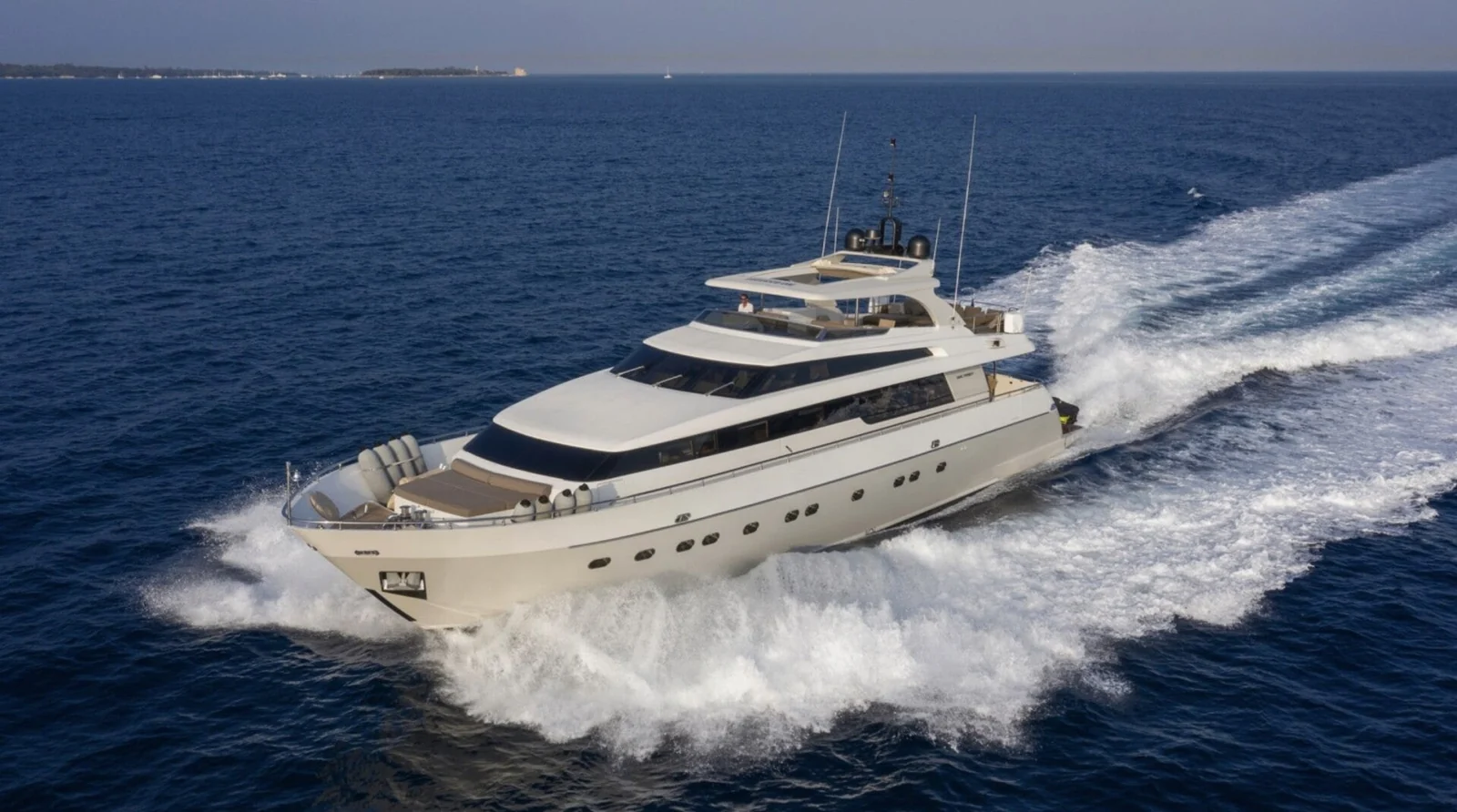 Sanlorenzo SL88, photo 4 location yacht Cannes