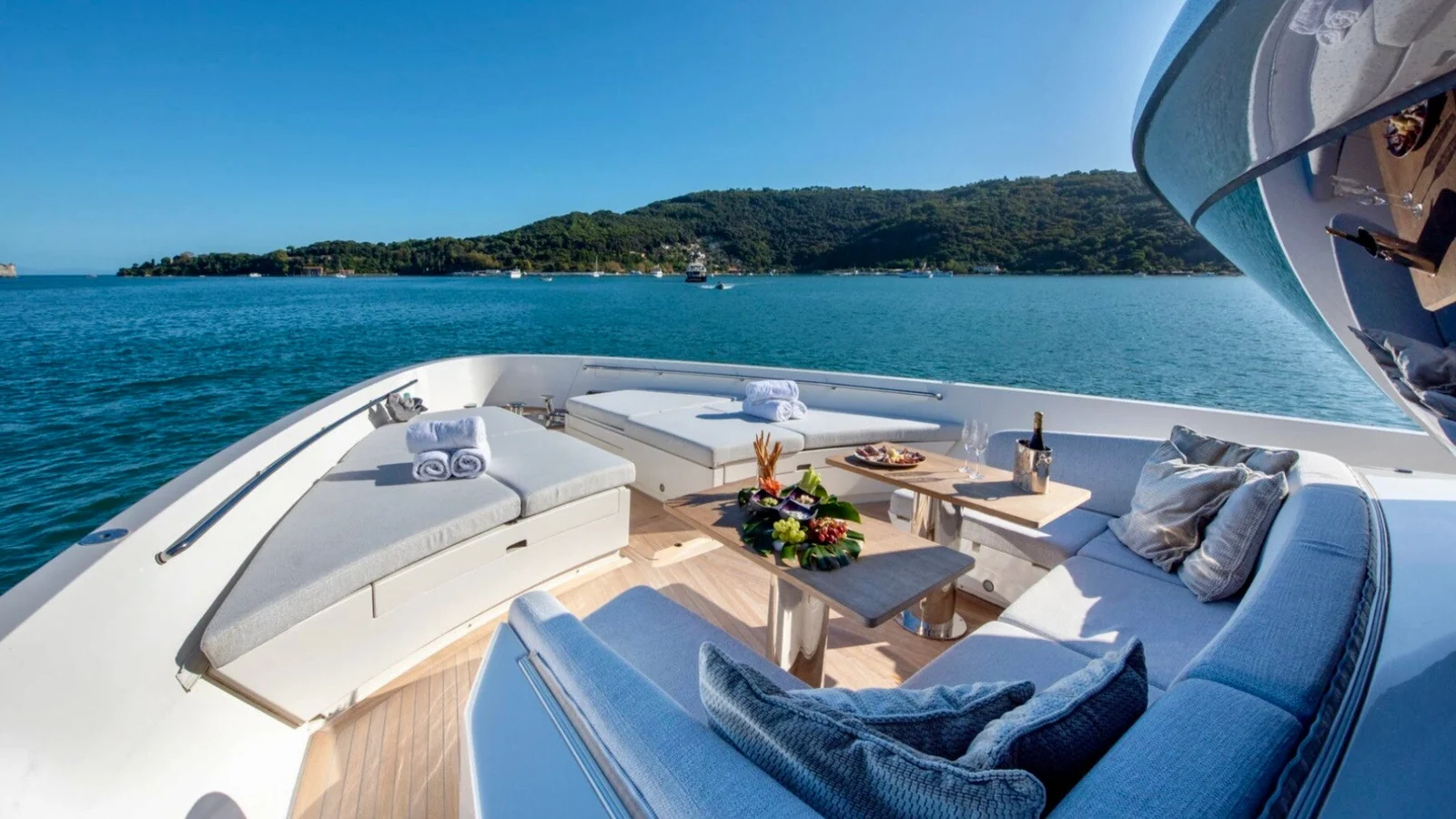 Sanlorenzo SX88, photo 4 location yacht Cannes