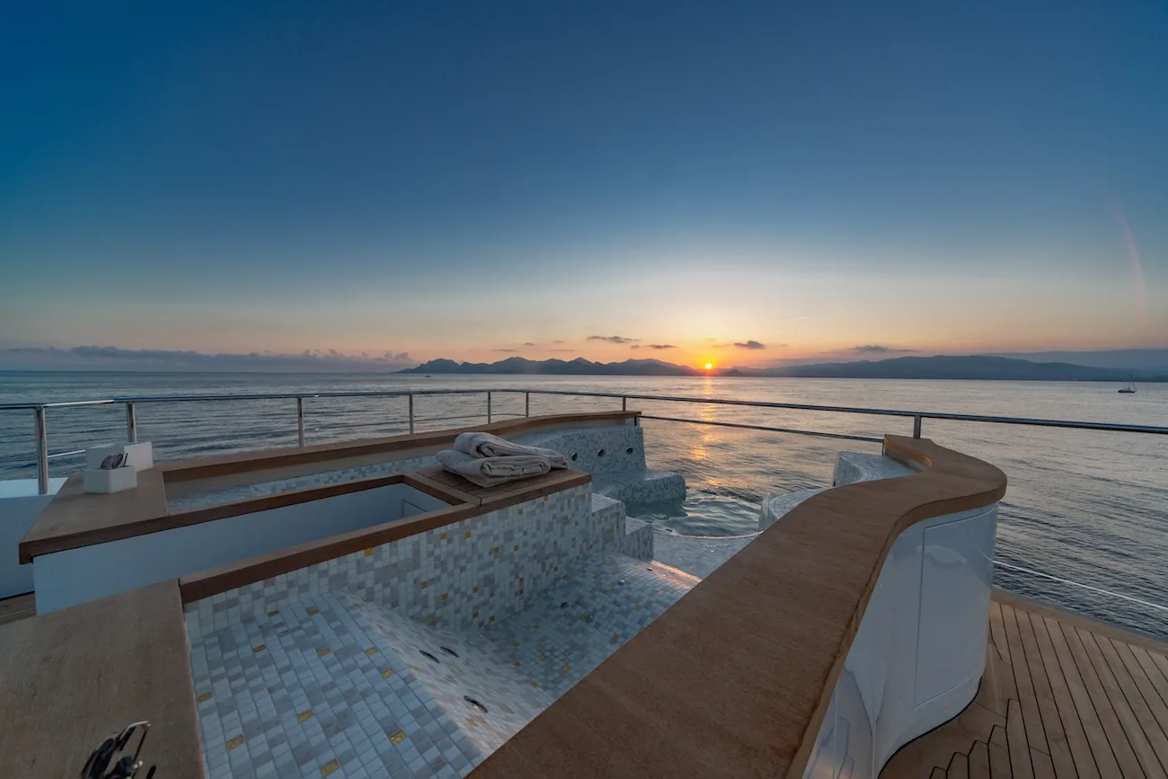 SILVER FOX - photo 15 yacht charter Cannes