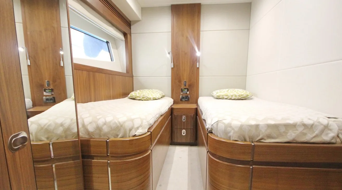 SUNSEEKER 75 - photo 13 yacht charter Cannes