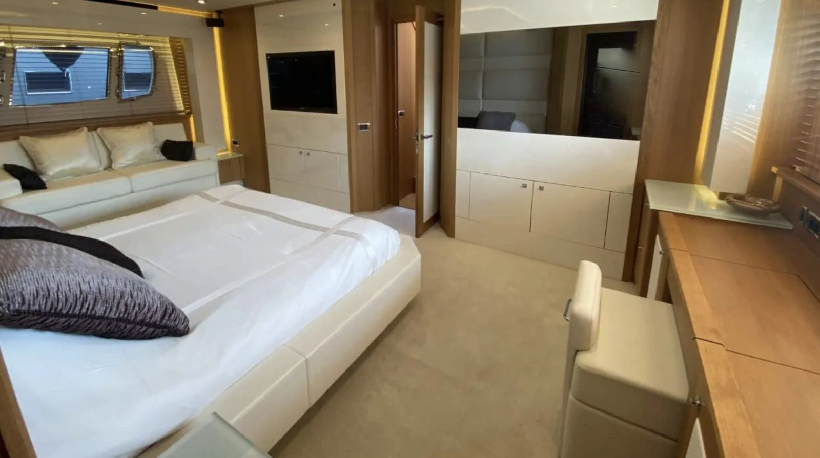 Sunseeker 86 Yacht, photo 12 location yacht Cannes