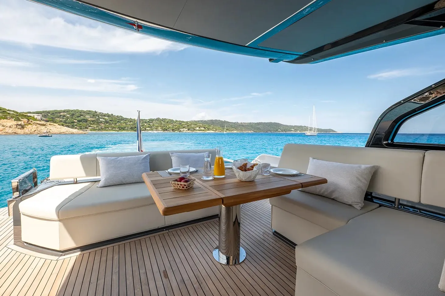 SUNSEEKER PREDATOR 65 - photo 5 yacht charter Cannes