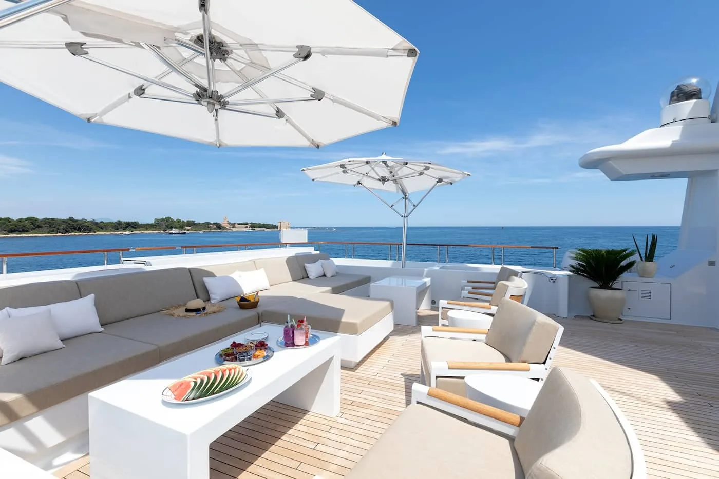 TREEHOUSE - photo 12 yacht charter Cannes