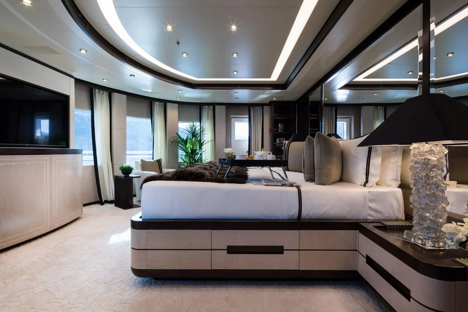 TRIUMPH - photo 36 yacht charter Cannes