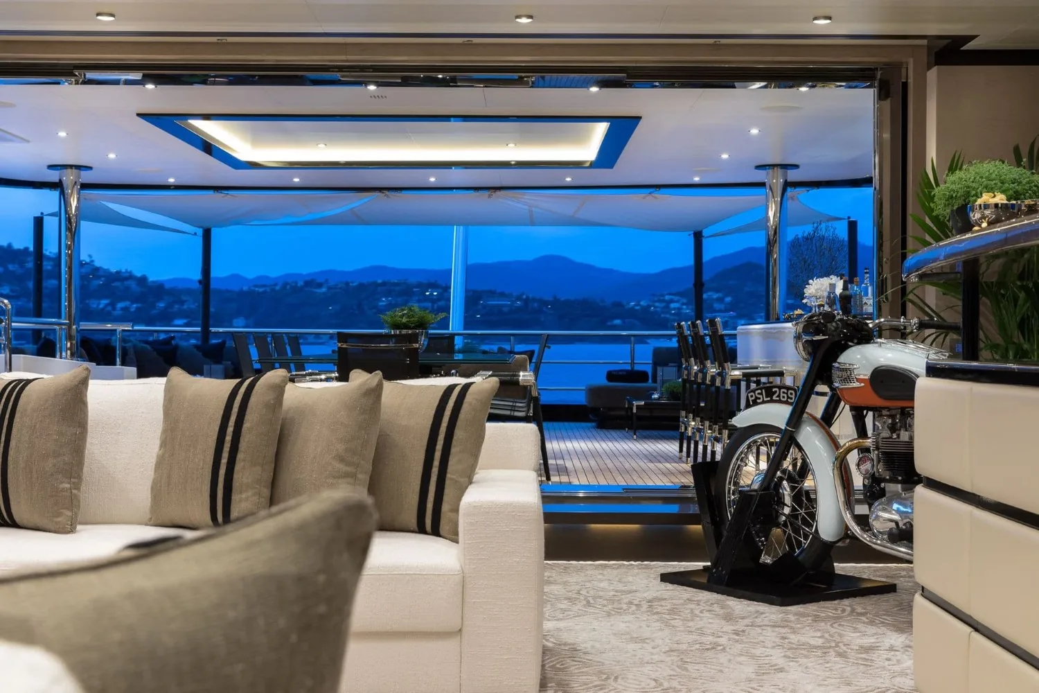 TRIUMPH - photo 45 yacht charter Cannes