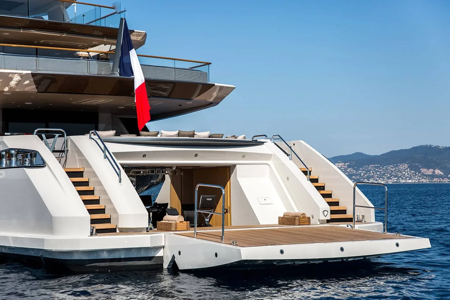 VERTIGE - photo 17 yacht charter Cannes