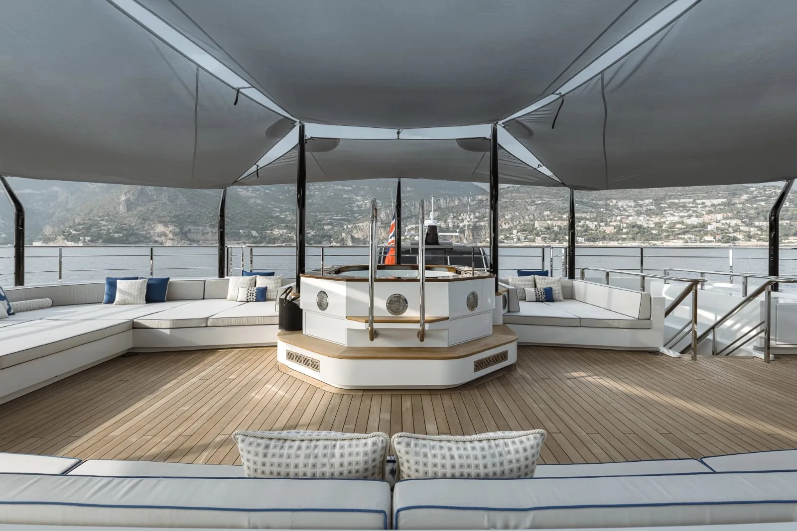 VICTORIOUS - photo 8 yacht charter Cannes