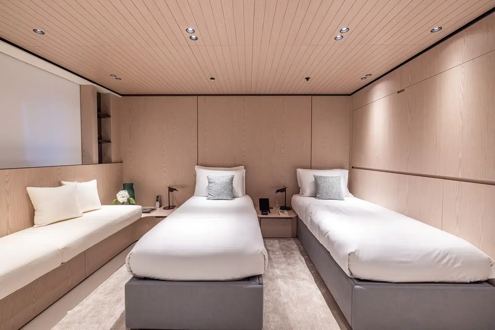 VIRTUOSITY - photo 44 yacht charter Cannes